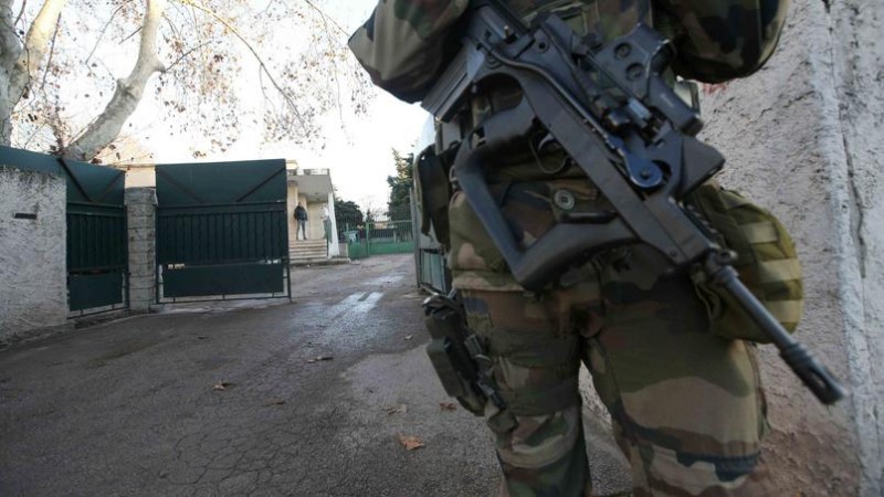 Un militaire monte la garde devant l'école crédits photo : Jean-Paul Pelissier/Reuters