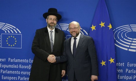 Le grand rabbin David Lau et le président du Parlement européen Martin Schulz  Crédit: bureau du rabbinat israélien 