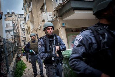 Des policiers à la recherche du suspect de l’attentat de vendredi à Tel Aviv Crédit Miriam Alster/Flash 90