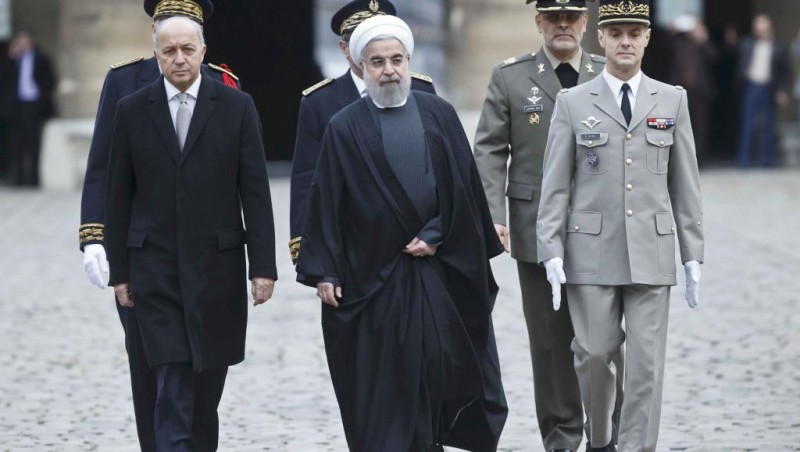 Le président iranien Hassan Rohani, avec Laurent Fabius, le 28 janvier lors d'une cérémonie à l'Hôtel des Invalides, a souhaité le début d'une «relation nouvelle» entre l'Iran et la France. REUTERS/Michel Euler/Pool