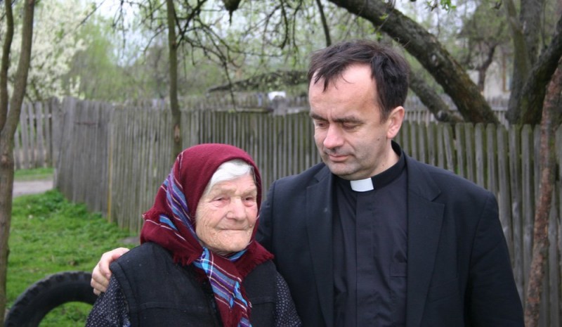 Ukraine, juin 2003,  le père Patrick Desbois et son premier témoin.