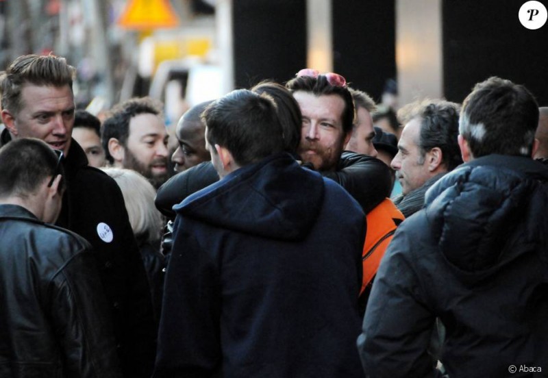 Devant l'Olympia, Jesse Hughes et les membres d'Eagles Of The Death Metal saluent leurs admirateurs et leur tombent dnas les bras. À Paris, le 16 février 2016. © Abaca 