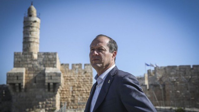 Le maire de Jérusalem, Nir Barkat, au sommet du musée de la Tour de David, le 14 avril 2015 (Crédit : Hadas Parush / Flash90)