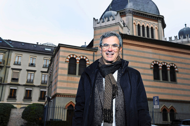 Philippe Grumbach, avocat et actuel président de la communauté juive devant la synagogue Beth-Yaacov. Image: PIERRE ABENSUR