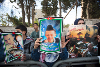 Des Palestiniens tenant des portraits de Mohamed Abu Khdeir devant le tribunal de Jérusalem  Crédit Yonatan Sindel/Flash90