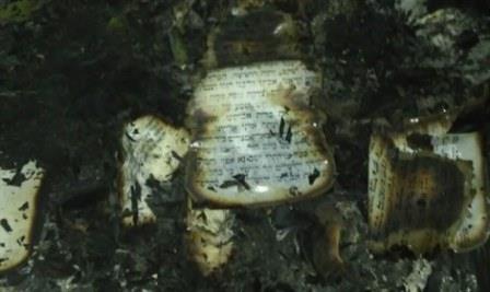 Rouleaux de Torah brulés Crédit: Bitahon Karmé Tzour