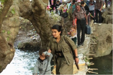 Evacuation des civils de Sinjar par les forces kurdes.