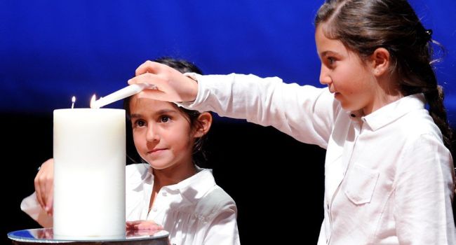 Une bougie allumée par des enfants l'année dernière à la Halle aux Grains lors de la commémoration des attentats de Toulouse et Montauban./Archives DDM, M. Viala 