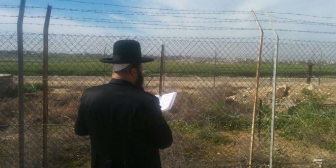 Rabbi Shriki prie devant à la clôture. (Photo: הרב נתנאל שריקי שליט"א la page Facebook)
