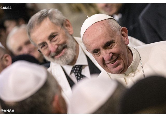 Le Pape François et le Grand Rabbin de Rome Riccardo Di Segni le 17 janvier 2016 à la Grande Synagogue. - ANSA