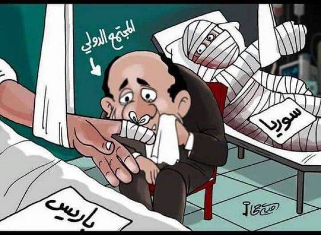 Caricature arabe, publiée en novembre 2015, montrant un homme représentant la communauté internationale en train de s’apitoyer sur le sort de Paris, blessée au doigt, alors que la Syrie, derrière lui, est couverte de bandelettes des pieds à la tête. 