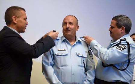 Jamel Hakroush reçoit son grade des mains du ministre de la sécurité intérieur Guilad Erdan et du commandant de la police Roni Alsheikh. Crédit : porte -parole de la police