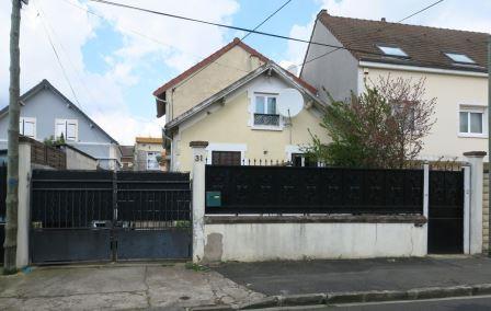 Cette maison, située avenue de l’Etoile d’or, appartenait à une famille juive déportée pendant l’Occupation. Elle a été vendue 160 000 € par la municipalité qui en reversera la moitié aux mémoriaux de la Shoah et de Yad Vashem. (LP/G.P.)