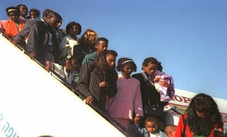 Les Beta Israël arrivant à l’aéroport de Lod en Israël durant l’Opération Moïse