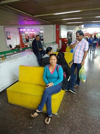 Quand elle a une journée de libre, Jg se rend à Tel-Aviv. On la voit ici à la gare centrale des bus où les travailleurs étrangers ont l’habitude de se rencontrer (photo : Katharina Höftmann) 