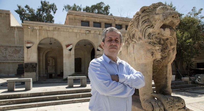 Maamoun Abdulkarim devant le lion d’al-Lât du  musée de Palmyre  (avant les destructions)