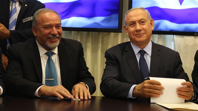 Lieberman et Netanyahou signent leur accord de gouvernement, le 25 mai 2016 