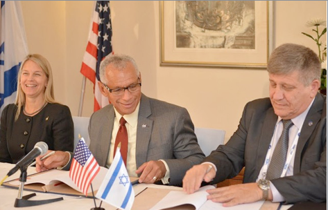 NASA Administrator Charles Bolden (middle) and Israel Space Agency Director General Menachem Kidron sign cooperation agreement in 2015 Copyright: Yair Zrika