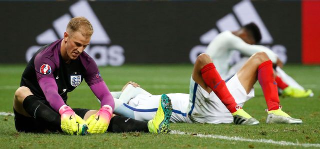 Joe Hart effondré, après la défaite surprise des Anglais face à de formidables Islandais. REUTERS/Eric Gaillard