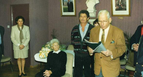 Le 14 novembre 1996, en mairie, Alice Rosenstiehl (assise) recevait la médaille des Justes de la part du consul d’Israël, en présence de Samuel Neuman (debout à sa gauche).