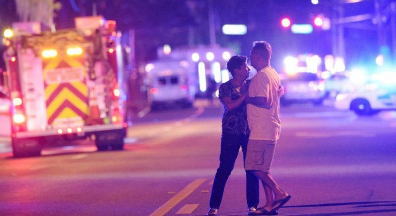 Proches des victimes attendent des informations devant la boîte de nuit LGBT Pulse à Orlando, en Floride, où dans la nuit de samedi 11 à dimanche 12 juin 49 personnes ont été tuées et 53 blessées. 