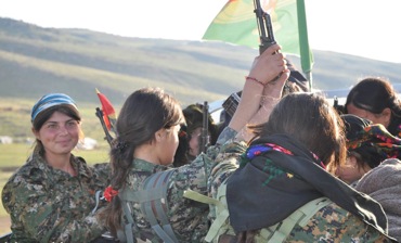 Femmes yézidies entraînées par des combattantes kurdes pour apprendre à se défendre contre les islamistes.