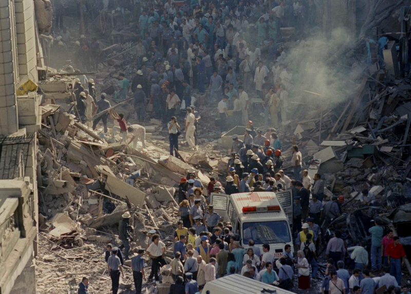 Les conséquences de l’attaque à la voiture piégée dans les bâtiments d’AMIA à Buenos Aires, en Argentine en 1994. L’attaque terroriste a tué 85 personnes.