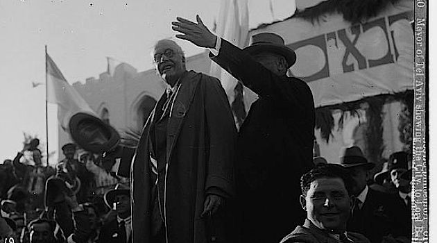 Après la déclaration de Lord Balfour (à gauche), Abbas devrait traduire devant la justice les pays-membres de l’ONU