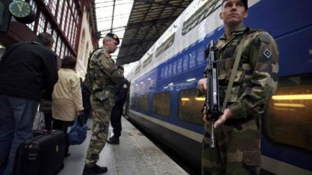 des-militaires-avec-la-police-la-gare