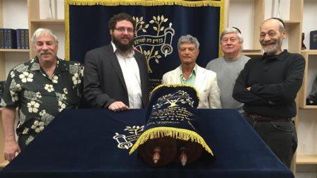 Des membres de la communauté juive dans la synagogue Chabad de L'Île-des-Soeurs, à Montréal. Photo : Radio-Canada/Louis-Philippe Ouimet