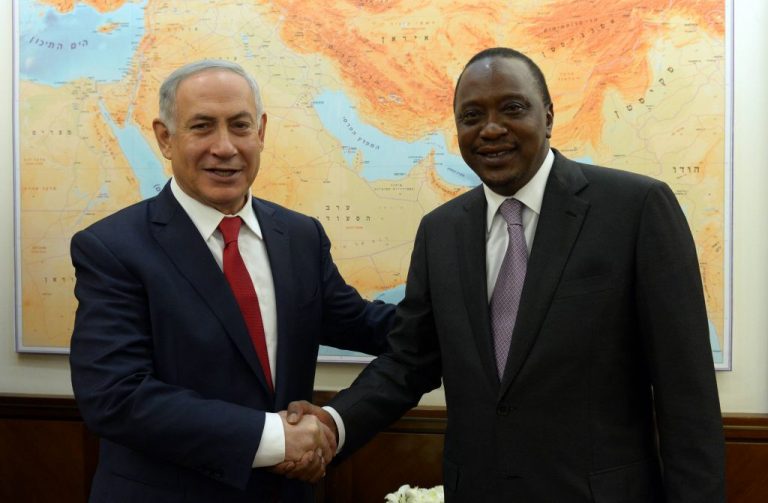 Nétanyahou (ici avec le président Kenyatta) entame la visite de quatre pays africains