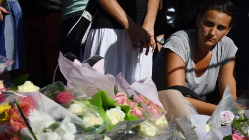 Hommage aux victimes de l'attentat du 14 juillet 2016 à Nice. 