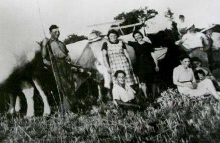 Jacques Salmona (au premier plan, dans l’herbe) était âgé de 13 ans lorsqu’il a été accueilli par Émile Rautureau (debout, à gauche), à la ferme de la Jaronnière. | Ouest-France
