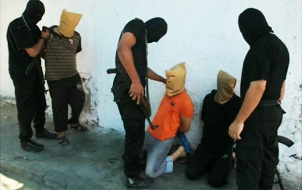 Des miliciens masqués du Hamas, à Gaza (en noir) se préparent à exécuter des Palestiniens qu'ils accusent d'espionner pour le compte d'Israël, 22 aout 2014. (Image source : Reuters video screenshot)