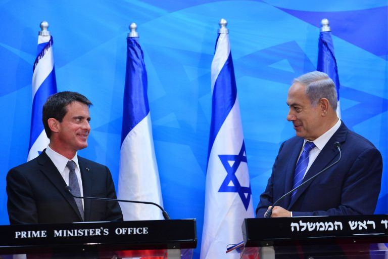 Benjamin Nétanyahou propose à Manuel Valls (à gauche) de rencontrer Mahmoud Abbas, mai 2016