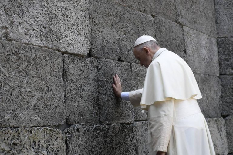 Le Pape François visitant le camp d’extermination d’Auschwitz, le 29 juillet