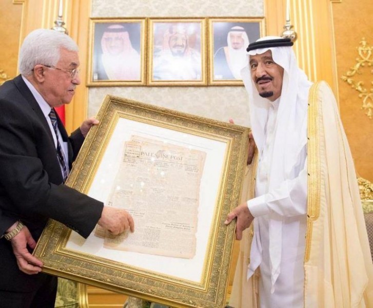 Abbas offrant au roi saoudien un exemplaire du très sioniste Palestine Post