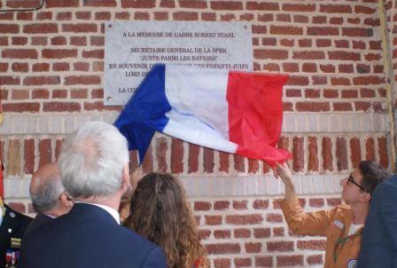 Symboliquement, la plaque a été dévoilée par les enfants (ici des Éclaireuses et Éclaireurs de France). 