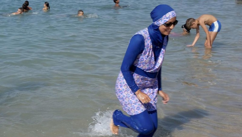 Les arrêtés anti-burkini pris par certaines municipalités en France continuent de susciter des réactions. Reuters/Stringer