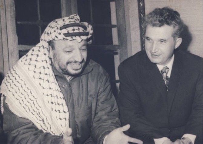 Yasser Arafat (gauche) avec le leader roumain Nicolae Ceaucescu pendant sa visite à Bucarest en 1974. (Image source: Musée National d'Histoire Roumaine)