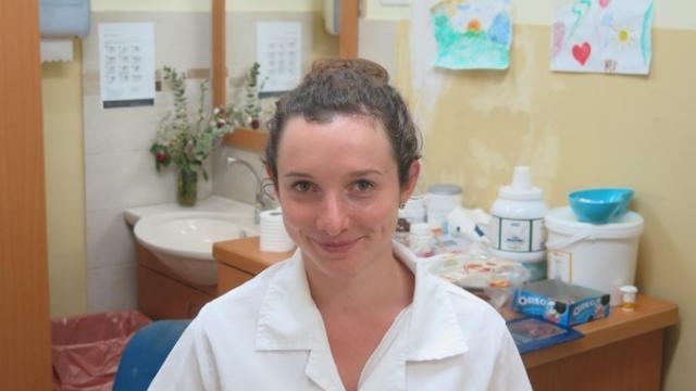 Camille Poisson, aide-soignante sarthoise, travaille bénévolement depuis août à l’hôpital Saint-Louis de Jérusalem, spécialisé en soins palliatifs et gériatriques. | Mélinée Le Priol