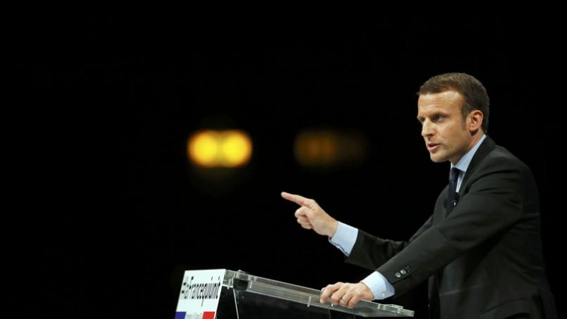 Emmanuel Macron, mardi, rencontre des membres de l'association Solidarité Dom-Tom dans le quartier de La Paillade, à Montpellier. Crédits photo : JEAN-PAUL PELISSIER/REUTERS