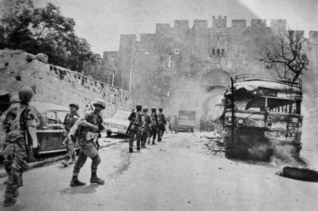 Les troupes israéliennes aux abords de la muraille de Jerusalem
