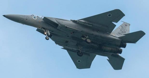 Le F-15D - 80-0133 / 957 «Combat Proven», avec ses marquages de guerre visibles sous la verrière du cockpit : 4 cocardes et demie.