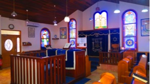 Superbes vitraux de la synagogue de Papeete, rue Morenhout dans le quartier de Fariipiti