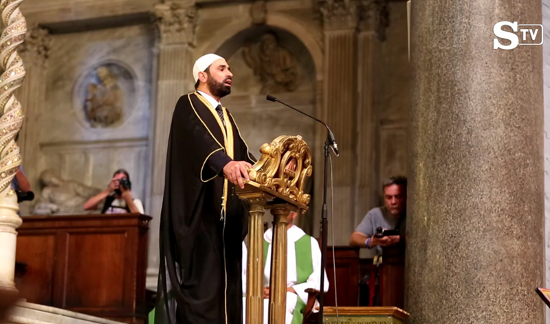 L'imam Sali Salem a récité un verset du Coran dans l'église romaine de Santa Maria du Transtevere, le 31 juillet 2016. (Source de l'image : La Stampa video screenshot)