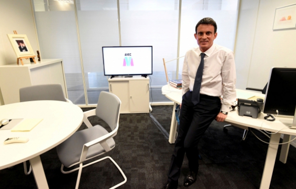Manuel Valls dans son nouveau QG mercredi. (Reuters)