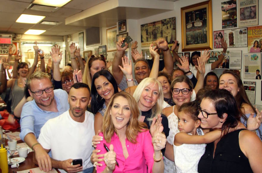 Celine Dion : apparition surprise au  Schwartz's Deli de Montréal en août 2016 