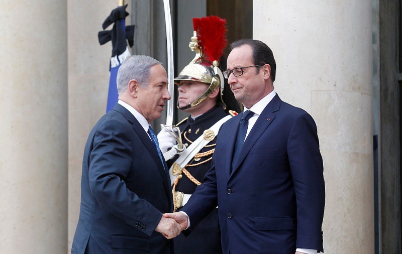 Difficile diplomatie France-Israel. Photo: François Hollande (droite) accueille le premier ministre israélien Benjamin Netanyahu à Paris le 11, janvier 2015. (Image source: Thierry Chesnot/Getty Images)