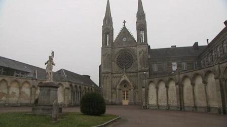 C'est sous cette chapelle de l'Institut (ancien Lycée de Mécanique) que le prêtre Lucien Leconte a caché 5 israélites pendant quelques jours en juin 1944, avant de les envoyer se refiguer dans des fermes voisines